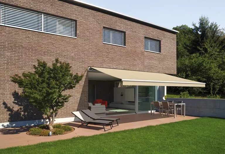 Helle Markise über der Terrasse